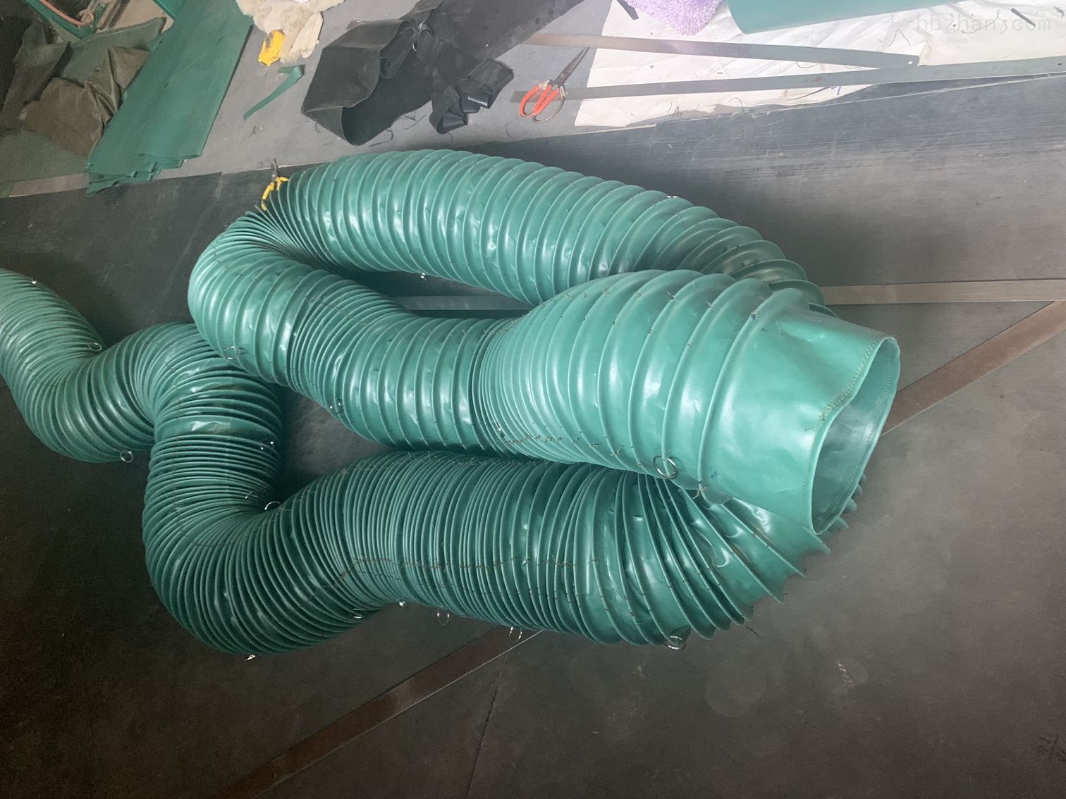 伸缩除尘通风管配合通风设备广泛应用于机房,地下室,隧道,市政管道