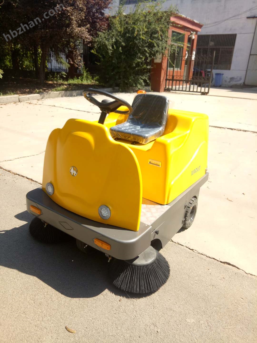 XLS-1350小型電動(dòng)掃地車