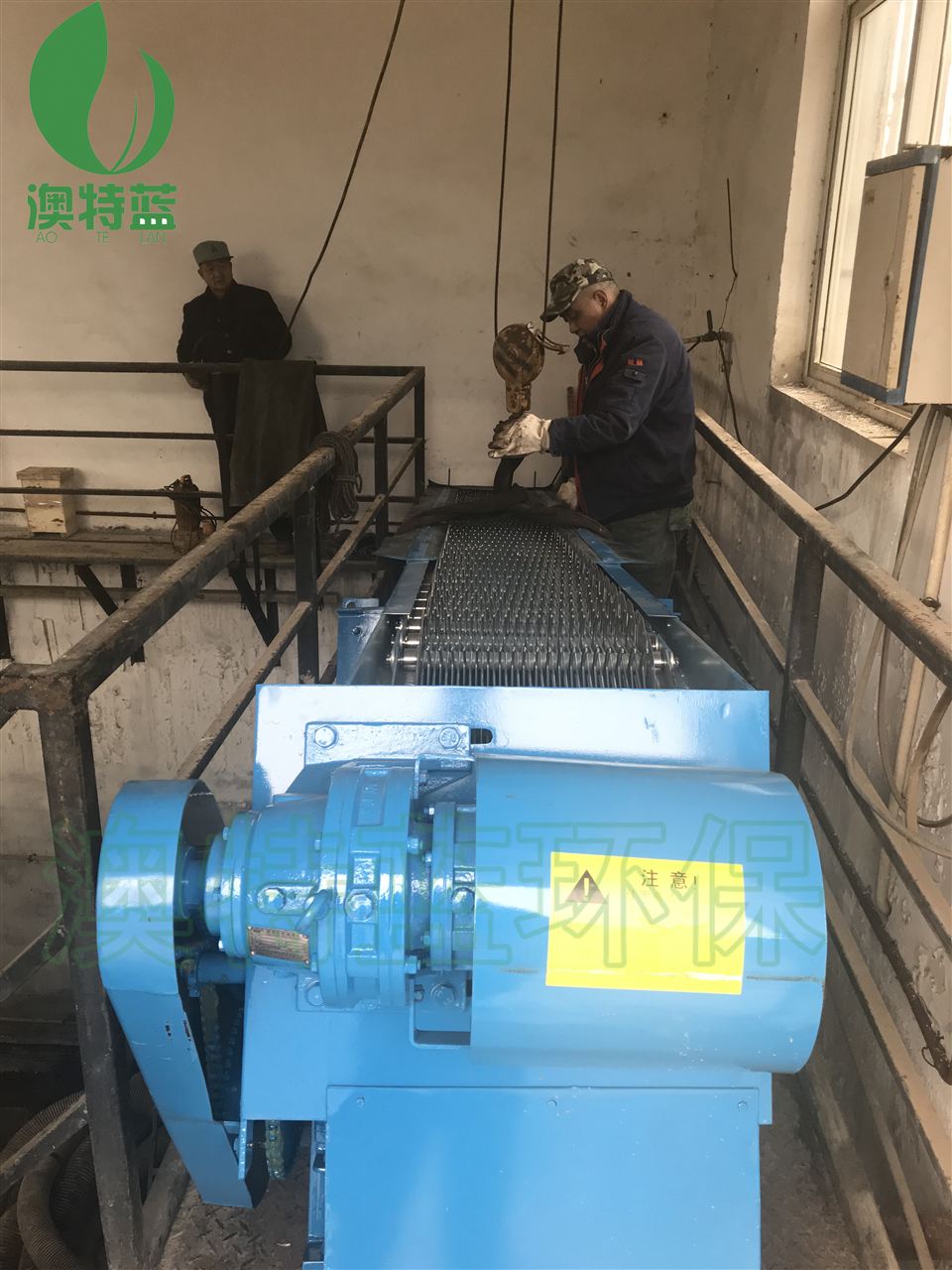 臨潼污水處理廠安裝工人準(zhǔn)備使用行車吊起格柵